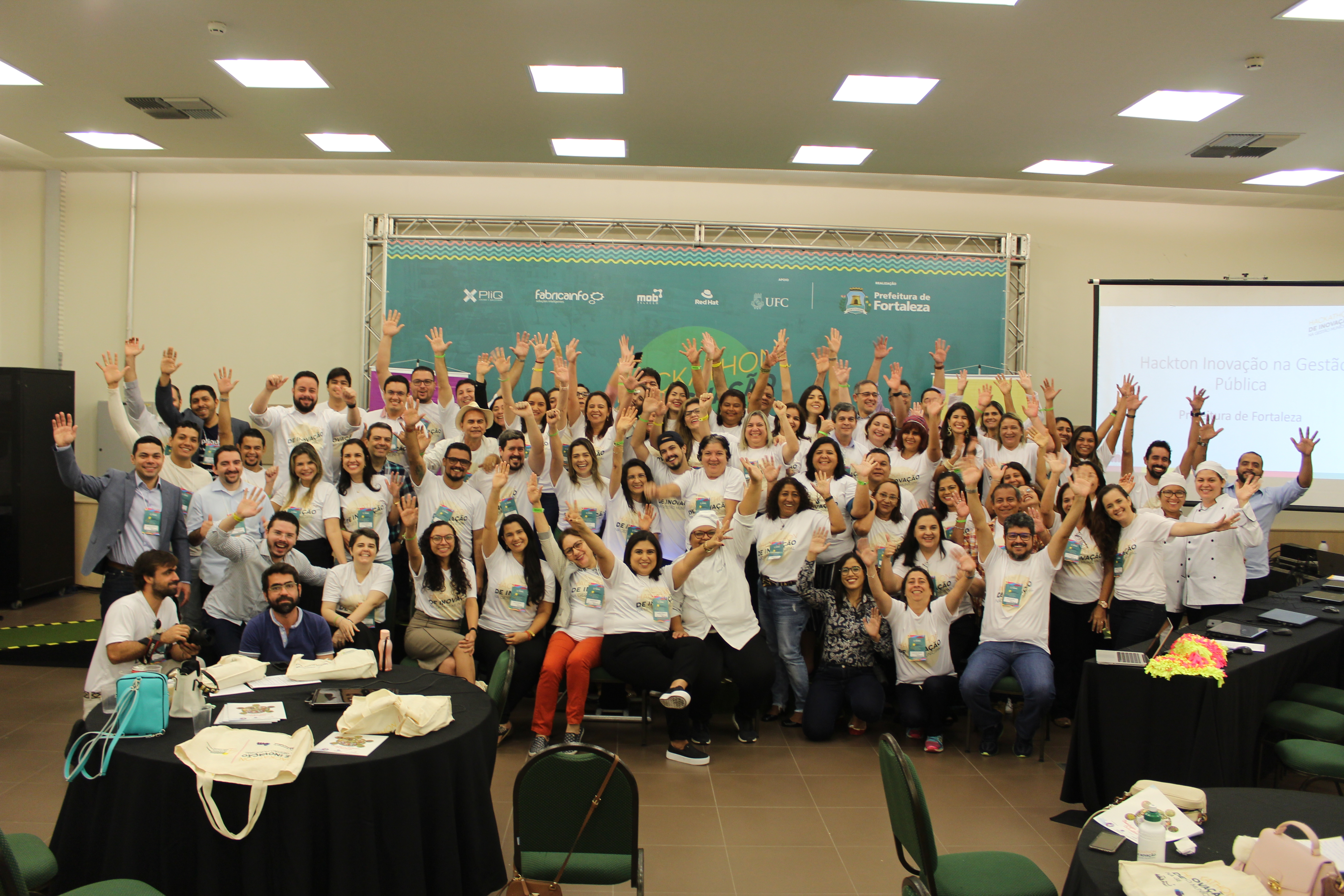 grupo de muitas pessoas posando felizes para a foto